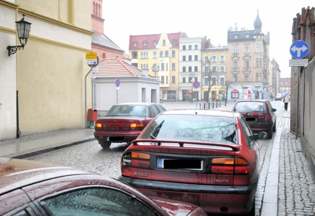 Wandale wybijają szyby w autach zaparkowanych przy ul. św. Jakuba