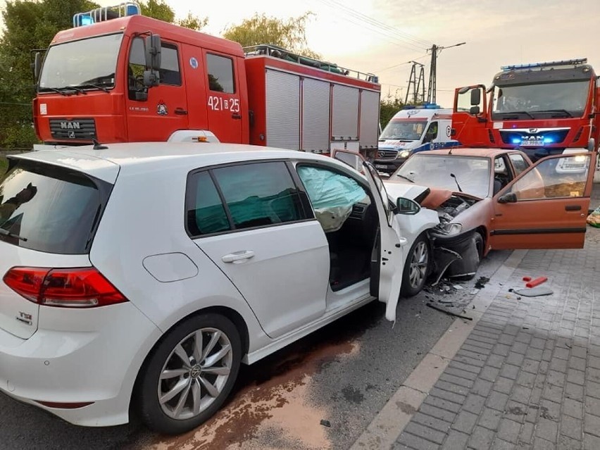 Wypadek w Gwieździnie w gminie Rzeczenica 14.08.2021 r. Cztery osoby zostały poszkodowane
