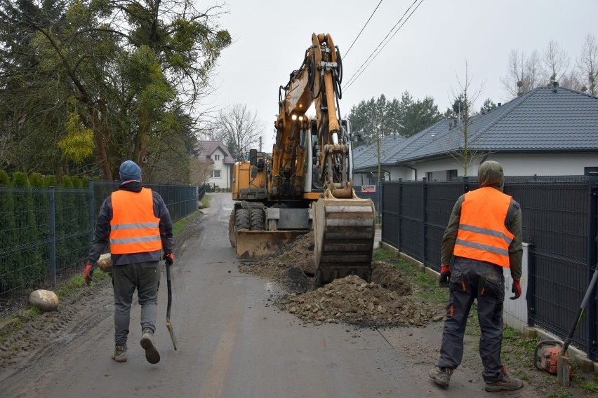 Rozpoczęły się prace przy budowie kanalizacji wzdłuż ulicy Szczęśliwej w Rajcu Poduchownym