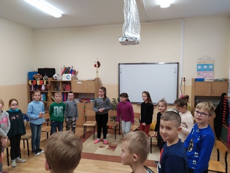 W szkole podstawowej w Ruszczy uczniowie, nauczyciele i...