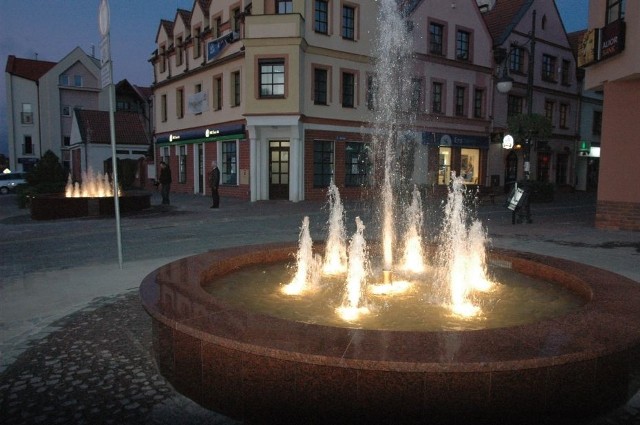 Żartowniesie wybierają sobie podświetlone fontanny przy ul. Grodzkiej