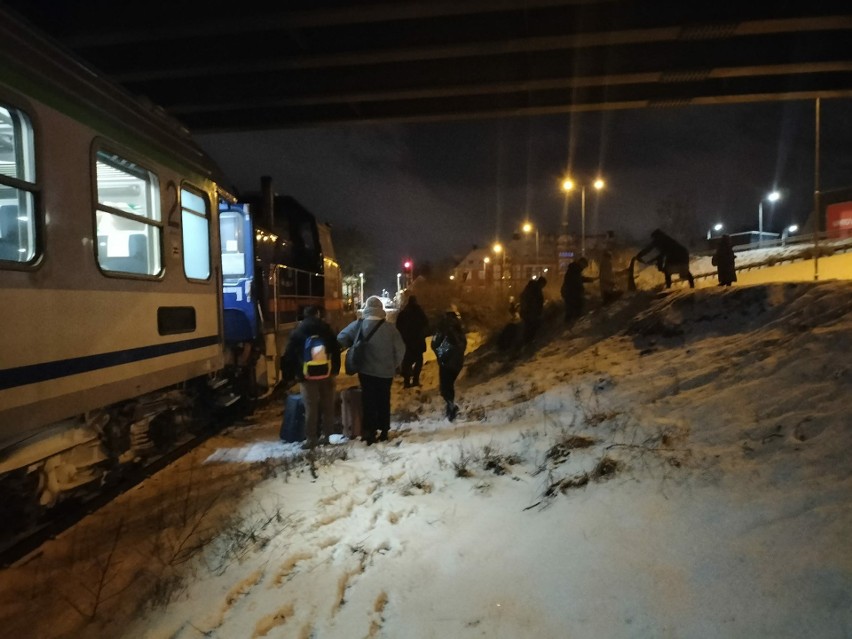 We wtorek pociąg "Zamoyski" utknął kilkaset metrów przed...