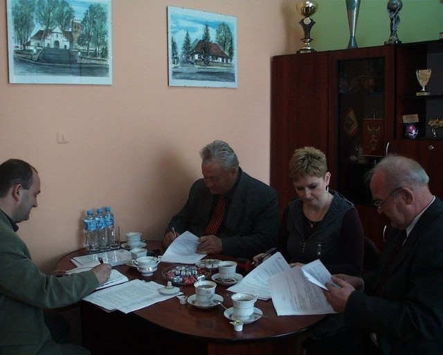 Umowę podpisali Kazimierz Wolfram, wójt Osieka, skarbnik Urzędu Gminy Ewa  Mańka oraz Jan Kopiczyński, szef Przedsiębiorstwa Drogowo - Budowlanego z Brodnicy