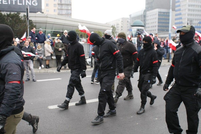 Marsz Niepodległości 2018 ZDJĘCIA WIDEO FOTORELACJA Ile ludzi 11.11 na marszu w Warszawie? Szacunkowe dane policji. Święto Niepodległości