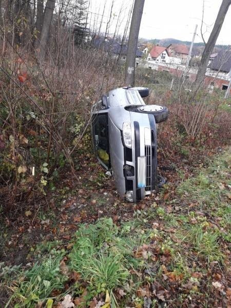 Wypadek w Nawojowej. Samochód osobowy wypadł z drogi, kierowca został zabrany do szpitala [ZDJĘCIA]