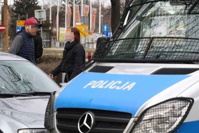Wrocławska prokuratura postawiła dwóm mężczyznom zarzuty związane z seksualnym nękaniem nastolatki z okolic Chełmży. Grozi im do 3 lat więzienia.>>>>>CZYTAJ DALEJ