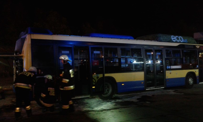 Pożar wybuchł w komorze silnika autobusu marki Scania