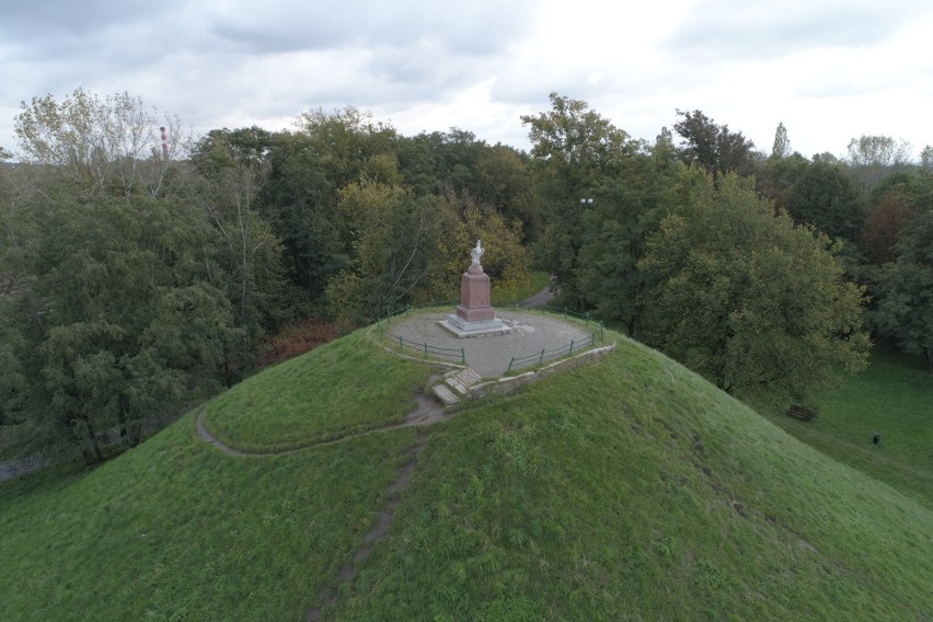 Kopiec Wandy z lotu ptaka. To jeden z najbardziej tajemniczych zabytków Krakowa. Co skrywa stożkowa budowla? [ZDJĘCIA]