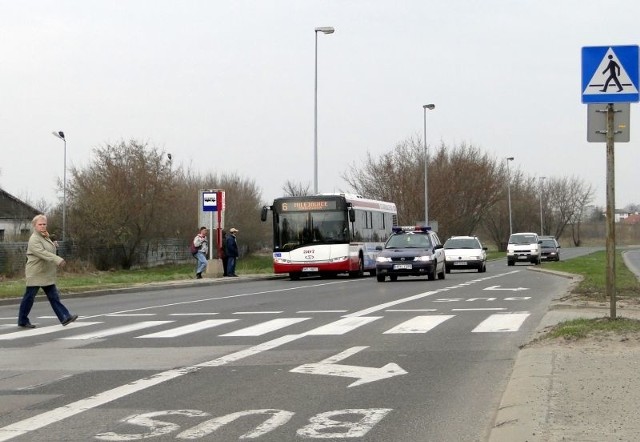 Autobusy zatrzymujące się na tymczasowym przystanku na ulicy Szarych Szeregów (naprzeciwko osiedla Obozisko) zasłaniają część pobliskiego przejścia dla pieszych.