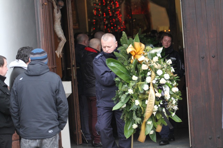 Ostatnie pożegnanie aspiranta Krzysztofa Węglińskiego z Tarnobrzega - policjanta, który zginął w wypadku jadąc na służbę  [ZDJĘCIA]