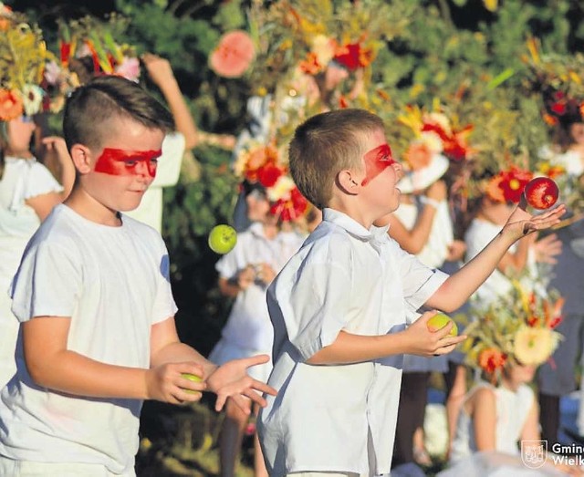 Dziecięce prezentacje podczas dożynek w Białym Kościele