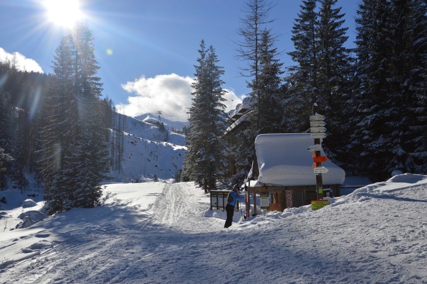 Zakopane. Piękna pogoda w Tatrach. Tłumy chcą wjechać na Kasprowy Wierch [ZDJĘCIA]