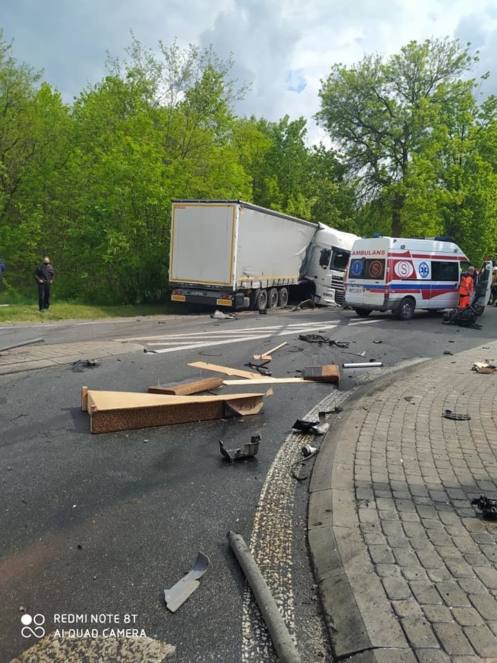 Wypadek śmiertelny w gminie Gielniów. Zderzyły się trzy auta, dwie osoby nie żyją! Zablokowana była droga w stronę Końskich