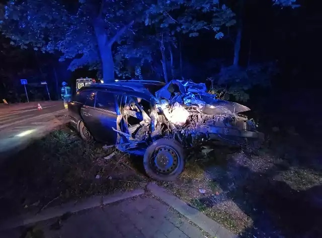 Kolizja z drzewem w Kostuchnie. Mężczyzna trafił do szpitala