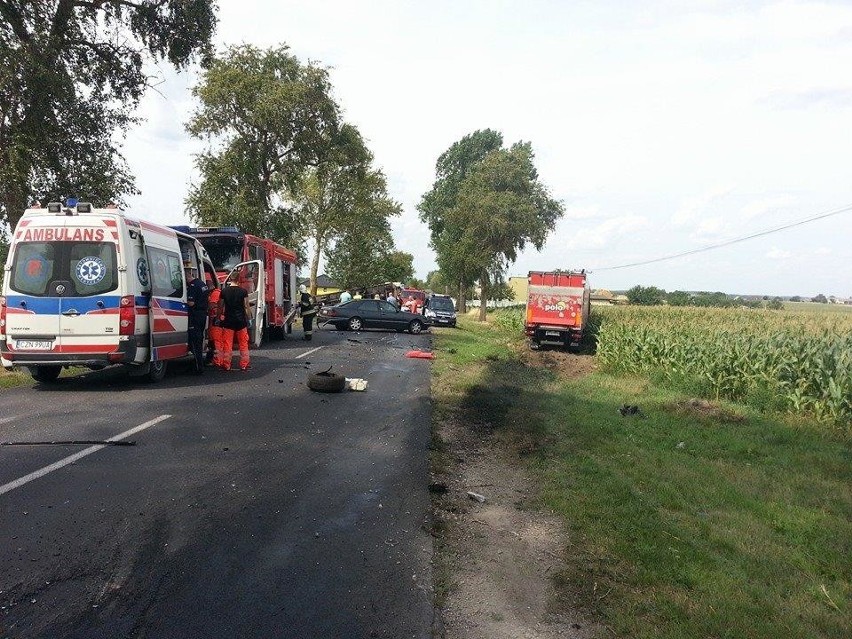 Śmiertelny wypadek w Augustowie pod Barcinem. Kierowca golfa zginął po zderzeniu z ciężarówką
