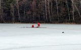 Tragedia na jeziorze Brzeźno 18.03.2021. Pod wędkarzem załamał się lód. Strażacy wyłowili jego ciało