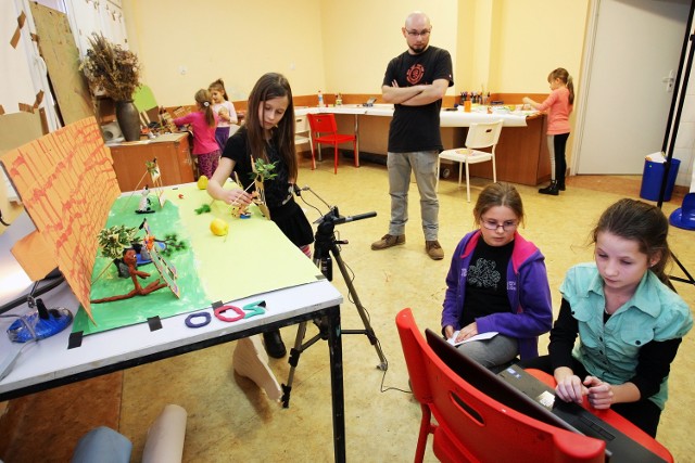 Marcin Roszczyniała podczas zajęć Stop Motion realizowanych w ramach ferii w Świeciu.