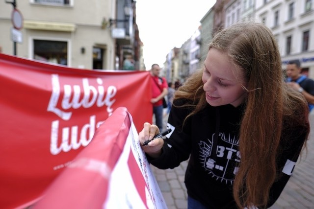 Nietypowy happening odbył się na Rynku Staromiejskim w Toruniu. Każdy, kto się na nim pojawił, mógł podpisać manifest wartości i zadeklarować publicznie, że lubi ludzi. To część najnowszej kampanii społecznej Szlachetnej Paczki. Ma ona zjednoczyć Polaków i pokazać, że działanie oparte na życzliwości, wrażliwości, uczciwej pracy i drużynowości to normalność i codzienność w świecie, do którego warto aspirować. Szlachetna Paczka działa od 2001 roku. W tym czasie zaangażowała w swoje działania blisko 4 mln osób. To członkowie rodzin, które otrzymały pomoc, darczyńcy, którzy ją przekazali, wolontariusze, osoby wspierające Stowarzyszenie finansowo, Inwestorzy Społeczni, Filantropi i wielu innych. Łączna wartość pomocy przekazanej w paczkach organizowanych przez Stowarzyszenie WIOSNA w ciągu ostatnich 16 lat to prawie 240 mln zł.Zobacz też:Przeżyjmy to jeszcze raz