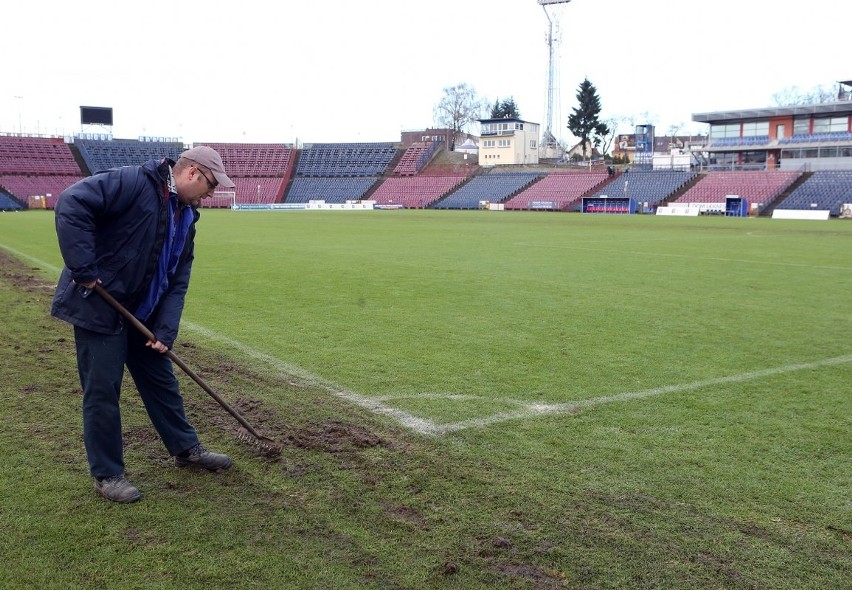 Prace kosmetyczne na murawie stadionu Pogoni Szczecin.