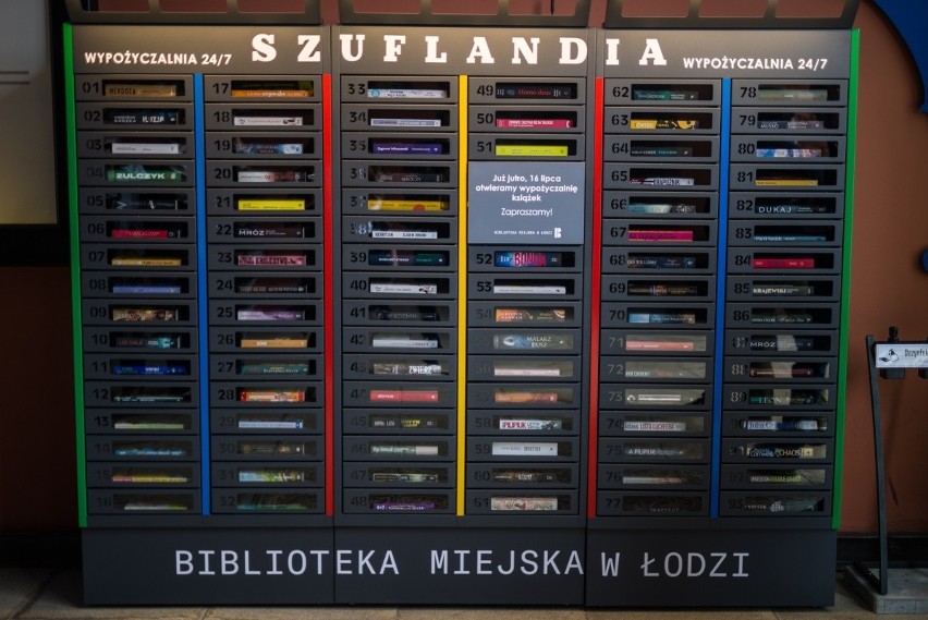 Automat stanął w Manufakturze, w przejściu między rynkiem a...