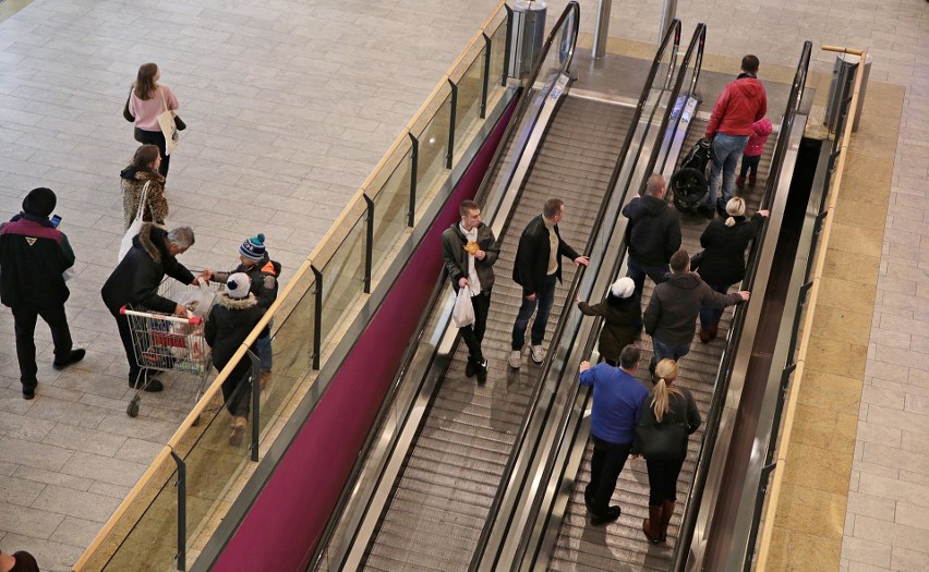 Kraków. Rozpoczął się szał przedświątecznych zakupów. Przedłużone godziny otwarcia [ZDJĘCIA]