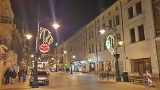 Świątecznie na ulicy Piotrkowskiej w Łodzi. Trwa montaż nowej iluminacji oraz ustawianie bożonarodzeniowego jarmarku 