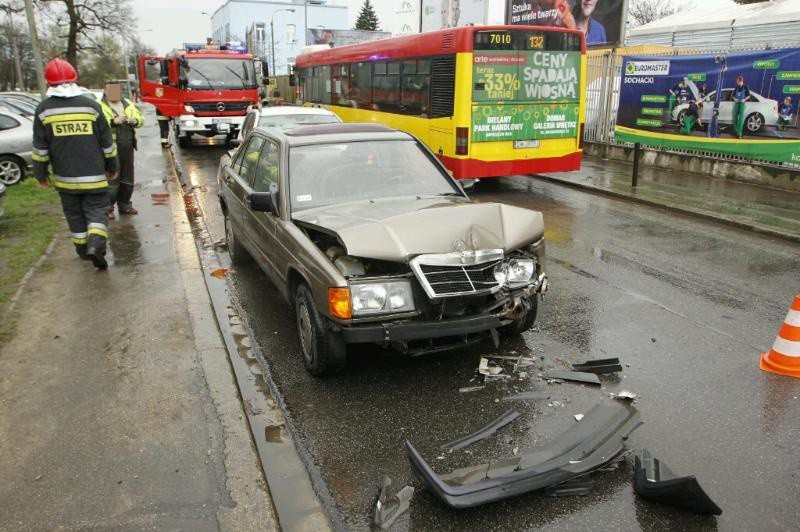 Wypadek na ulicy Robotniczej. Zderzenie trzech aut. Jedna osoba w szpitalu (ZDJĘCIA)
