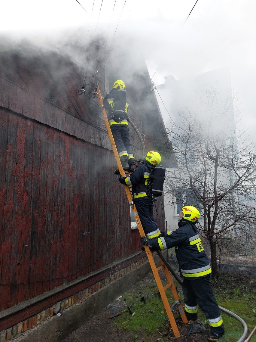 7 zastępów gasiło płonący budynek przy ul. Korczaka w Łapach