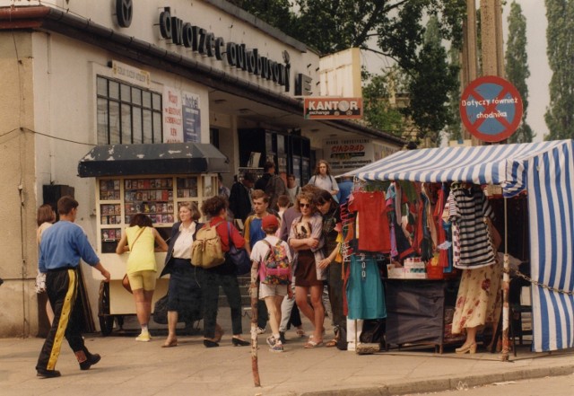 Kraków, lata 90. Dworzec autobusowy to było bardzo tłoczne miejsce, z budkami handlowymi i barem "Magda"