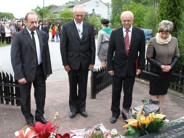 Od lewej: radny Andrzej Cieślicki, radny Zbigniew Zimecki, wójt gminy Łopuszno Zdzisław Oleksiewicz i przewodnicząca Rady Gminy Danuta Łukasik przed chwilą złożyli kwiaty.