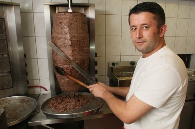 Doner kebab to jedna z najpopularniejszych odmian kebaba. Różnych odmian tego dania spróbujemy w kieleckiej restauracji Antalya.