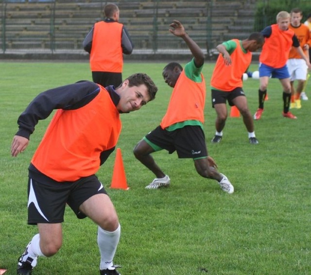 Od poniedziałku piłkarze trzecioligowej Siarki Tarnobrzeg trenują dwa razy dziennie.