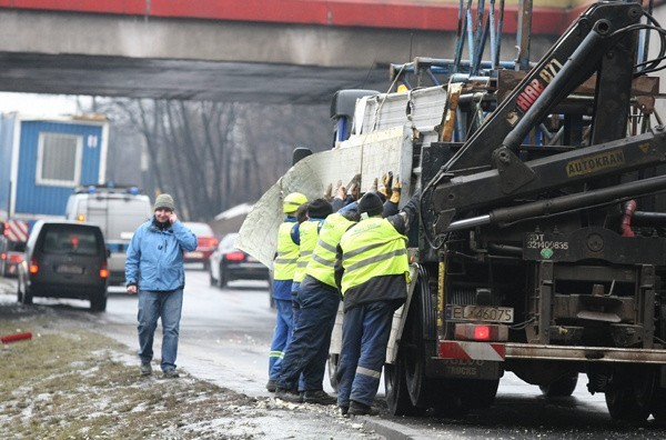 Wypadek na al. Mickiewicza. TIR uderzył w wiadukt (zdjęcia, film) 