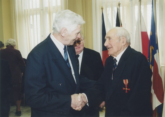 Rok 1999. Krzyża Zasługi ze Wstęgą RFN gratulowali Johannowi Krollowi nieżyjący dziś przyjaciele Erich Schmidt i Herbert Stannek.