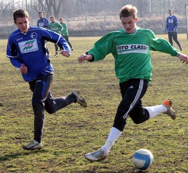 Piłkarze Siarki Tarnobrzeg (z prawej Roman Bobak), odnieśli w środę efektowne zwycięstwo nad rezerwami KSZO Ostrowiec.
