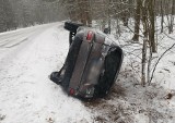 Krasnosielc Leśny. Samochód wpadł w poślizg na "tysiąclatce". Do zdarzenia doszło 7.12.2023