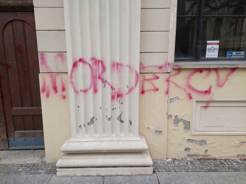 Fasada synagogi we Wrocławiu została zniszczona przez...