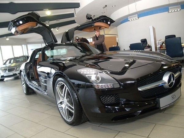 Nowy model mercedesa SLS AMG prezentuje się okazale.