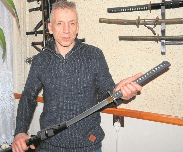 Marek Jasiński, szkoleniowiec Dragona Starachowice, ma ciekawą kolekcję mieczy samurajskich.