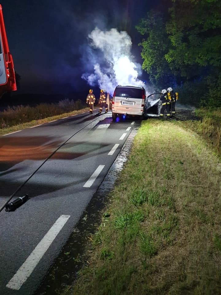 W nocy spłonął samochód dostawczy pod Wrocławiem (ZDJĘCIA)