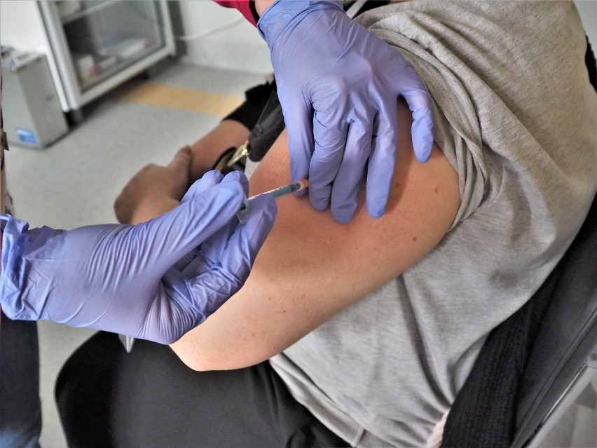 Koronawirus: W Koszalinie ruszyły szczepienia nauczycieli. Jak przebiegają? [WIDEO]
