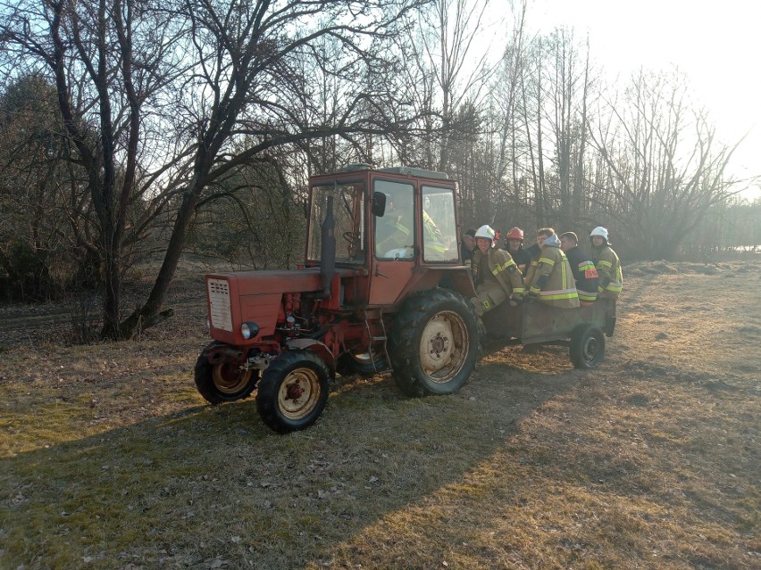  Strażacy z OSP w Dzbeninie pojechali na akcję gaśniczą... ciągnikiem. Zaradni druhowie musieli improwizować, aby ugasić pożar. 19.03.2022