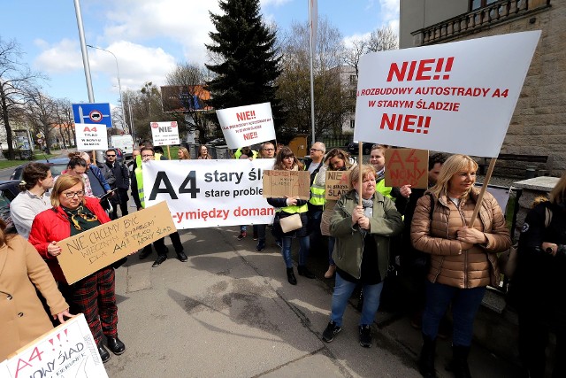 (12.04.2023) Kolejny protest dotyczący przebudowy autostrady A4. Mieszkańcy gminy Kąty Wrocławskie pikietowali przed siedzibą Generalnej Dyrekcji Dróg Krajowych i Autostrad we Wrocławiu przy ul. Powstańców Śląskich.