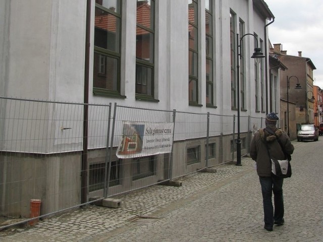 Trwają prace przy budowie sali gimnastycznej przy Specjalnym Ośrodku Szkolno-Wychowawczym w Lęborku. Budowa sali według planów zostanie zakończona w czerwcu 2012 roku.