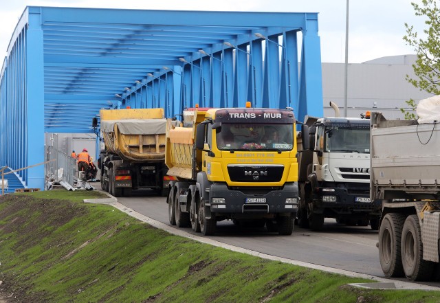 Na nową przeprawę na Odrze wjechało jednocześnie 6 samochodów ciężarowych o łącznej wadze około 228 ton.