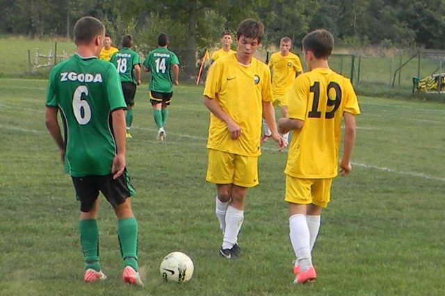 W starciu Stali Mielec (na żółto) z Wilgą Widełka padło 8 bramek.