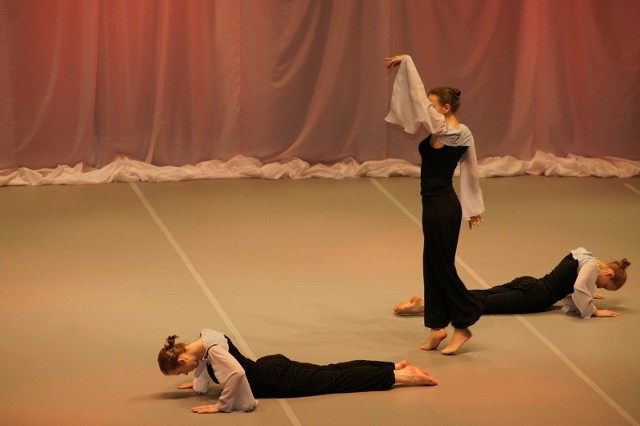 Nokturn cis &#8211; moll 4 tańczą Zuzanna Pałka, Katarzyna Zegarek, Agnieszka Śliwińska &#8211; uczennice Ilony Jaworek).