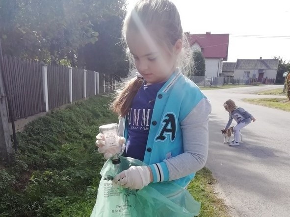 Uczniowie Publicznej Szkoły Podstawowej w Rusinowie posprzątali las