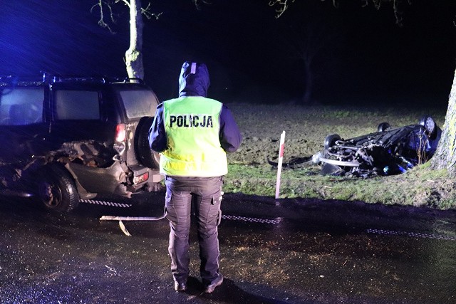 Sierżant Dawid Łaszcz, pełniący obowiązki rzecznika prasowego bytowskiej policji informuje, że 19-latek kierujący volkswagenem, najprawdopodobniej podczas manewru wyprzedzania, stracił panowanie nad pojazdem i doszło do bocznego zderzenia z fordem. Volkswagen uderzył w drzewo i dachował. – W wyniku poniesionych obrażeń 19-latek oraz jego 17-letni pasażer ponieśli śmierć na miejscu. Mundurowi, którzy przez sześć godzin pracowali na miejscu wypadku, zabezpieczyli ślady, które mają pomóc określić dokładne przyczyny i przebieg zdarzenia. Pojazdy zostały zabezpieczone do szczegółowych oględzin. Na polecenie prokuratora przeprowadzona zostanie sekcja zwłok. - Ponadto dojeżdżający na miejsce wypadku wóz ochotniczej straży pożarnej najechał na tył innego wozu bojowego straży. Kierujący strażak był trzeźwy. Dwóch rannych strażaków trafiło do szpitala. Śledczy zabezpieczyli oba pojazdy do szczegółowych badań, aby wyjaśnić okoliczności zdarzenia – informuje Dawid Łaszcz. 