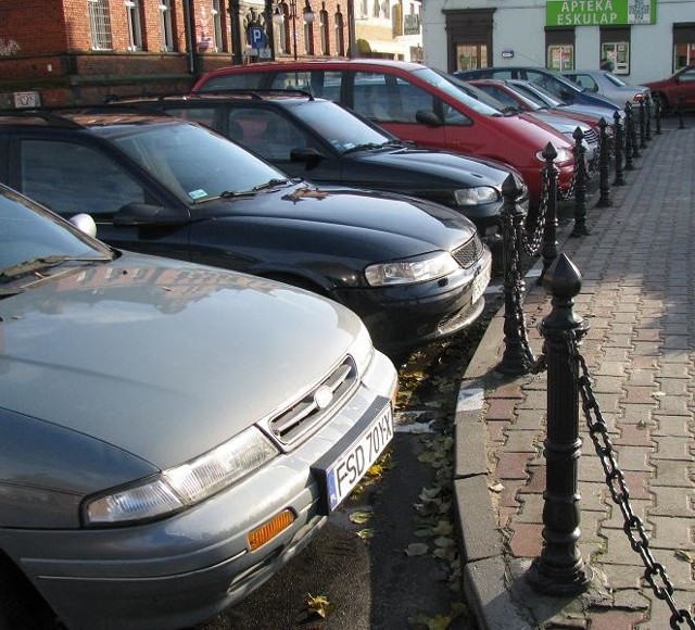 Centrum Drezdenka jest wręcz zawalone samochodami.